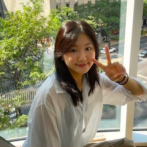 girl holding up a peace sign