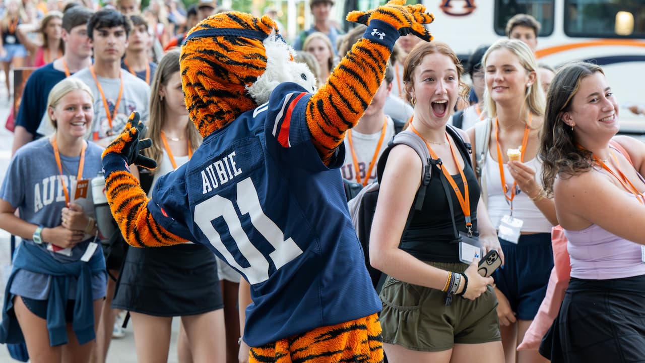 Aubie with smiling students