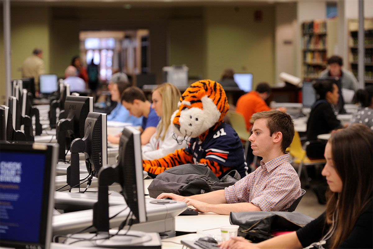 Students with Aubie in computer lab