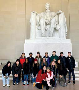 Students pose for photo in front of Lincoln memorial