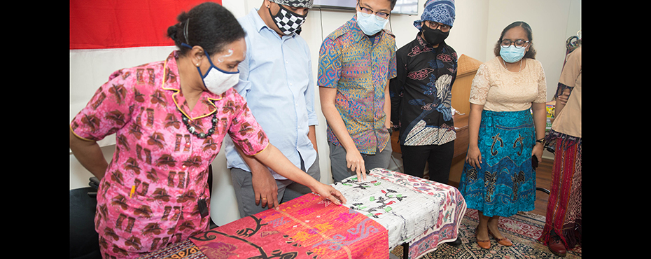 Maria Regina Jaga, Dave Lattuny, Mohamad Taufic, Stefanus Harris and Merliana Trince showing the Indonesian fabric during Go Global presentation at CEOE’s Learning Space Project