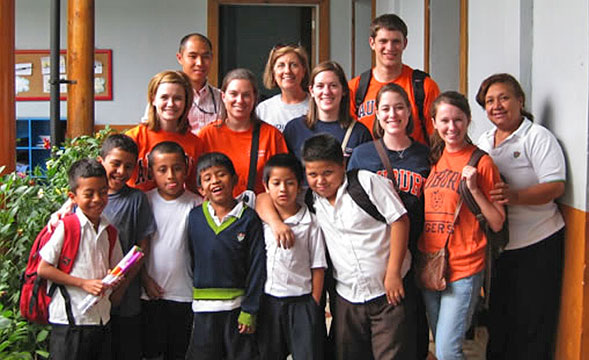 Group photo of AU students and children from Audiology clinic in Guatemala